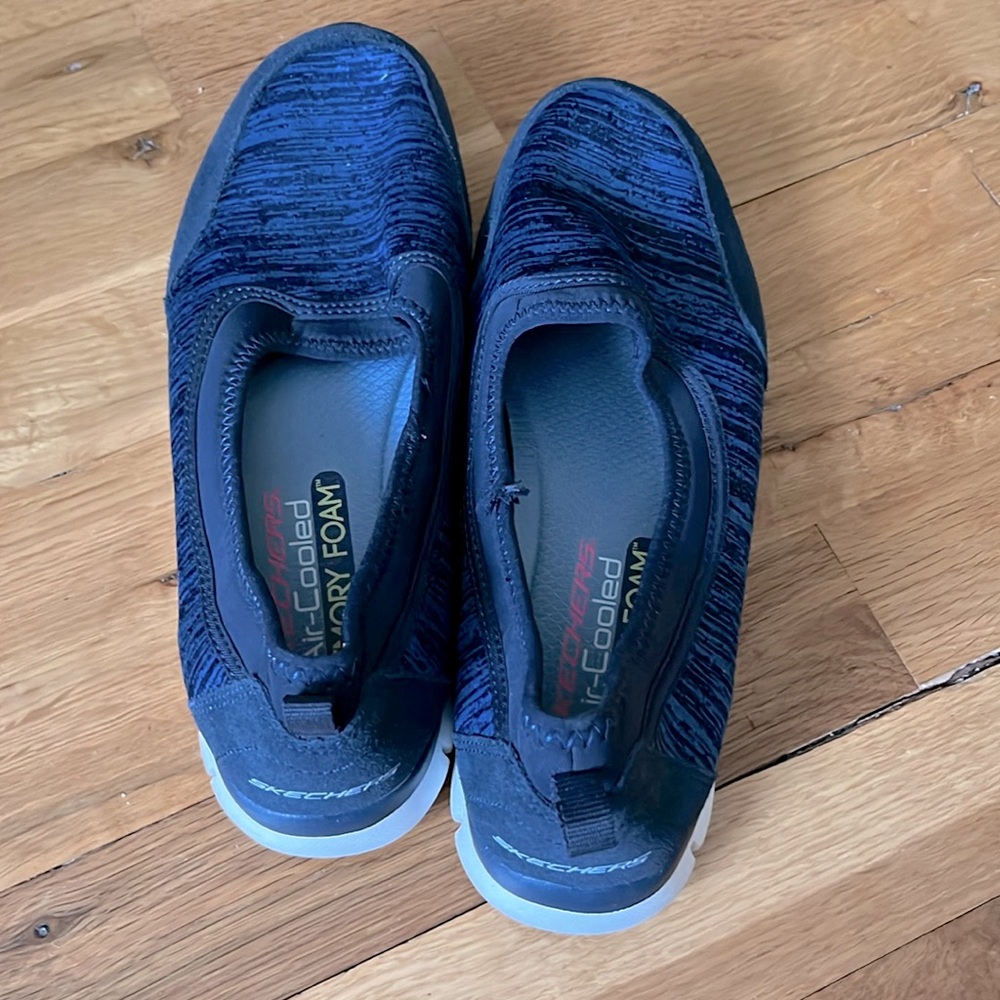 Skechers air-cooled memory foam worn twice size 7 navy